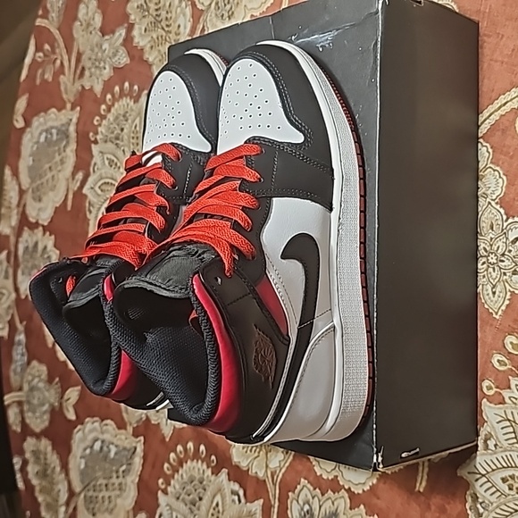 Jordan 1 mid black toe gs - Picture 2 of 5